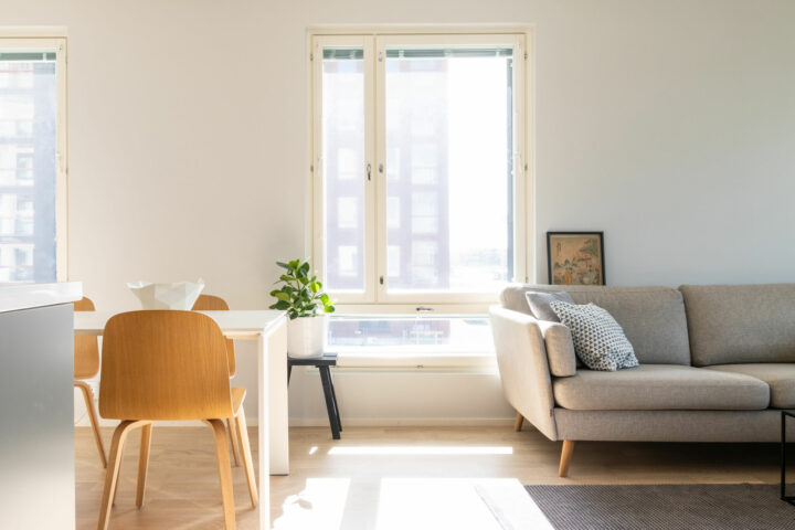 Auringonsuojalasi suojaa sisätiloja häikäisyltä ja liikalämpenemiseltä